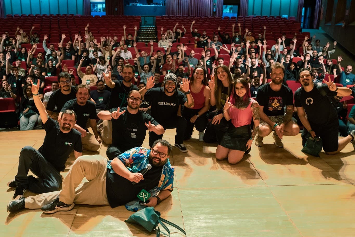 Foto em grupo no Dev Paraná 2024