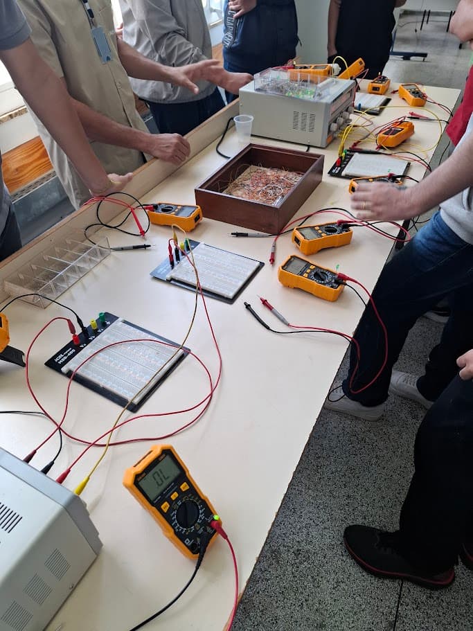 Bancada de oficina de eletrônica com multímetros